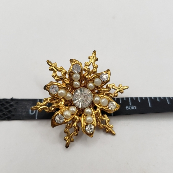Elegant Golden Rhinestone Pearl Snowflake Brooch - Picture 7 of 9